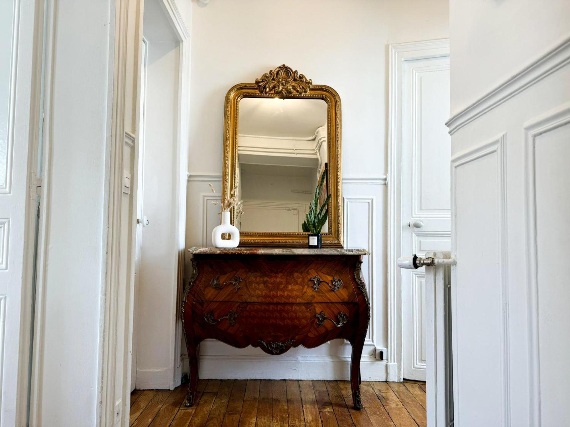 Appart Classique, Balcon Et Vue Sur La Tour Eiffel Apartment