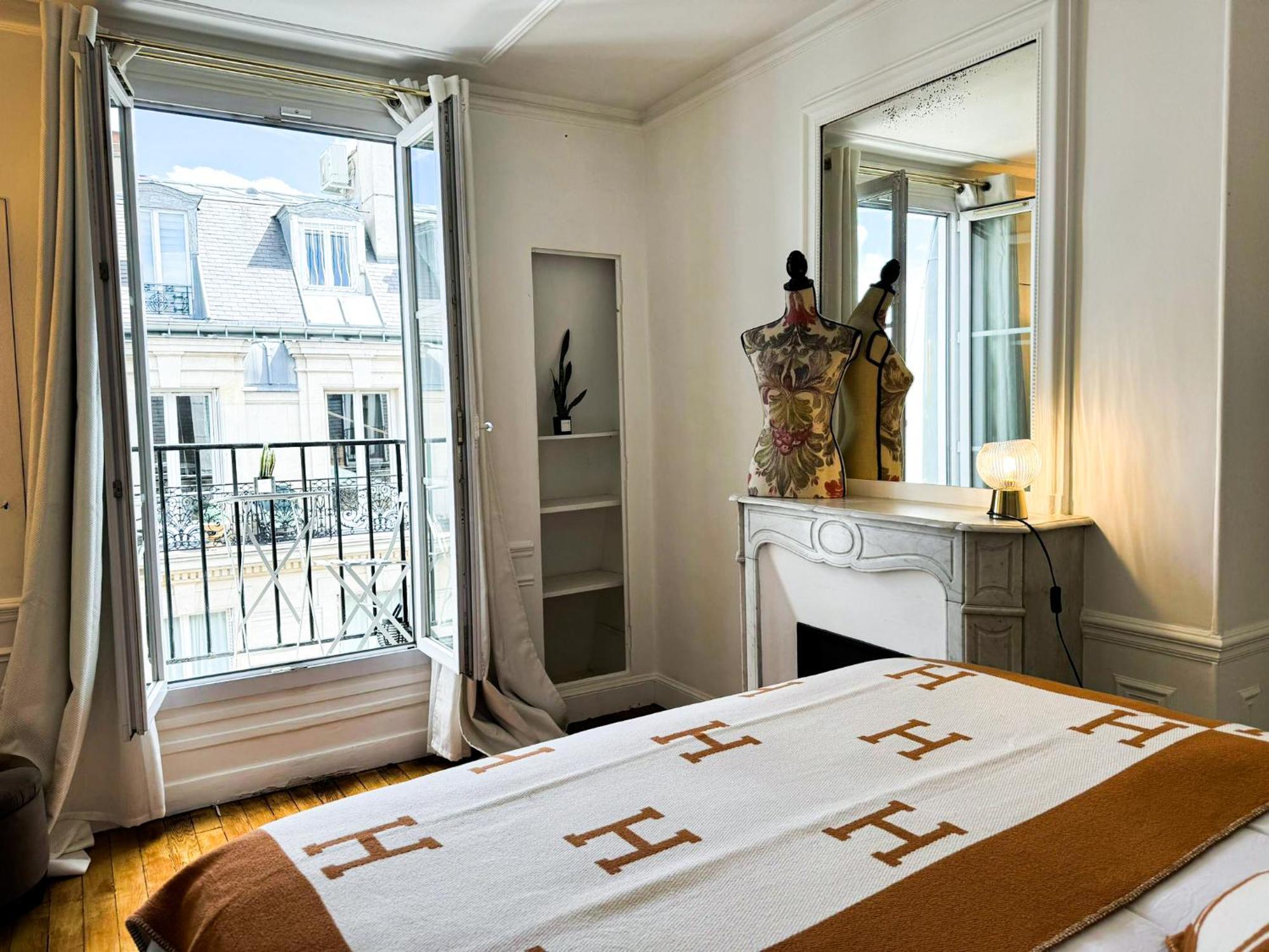 Appart Classique, Balcon Et Vue Sur La Tour Eiffel Paris