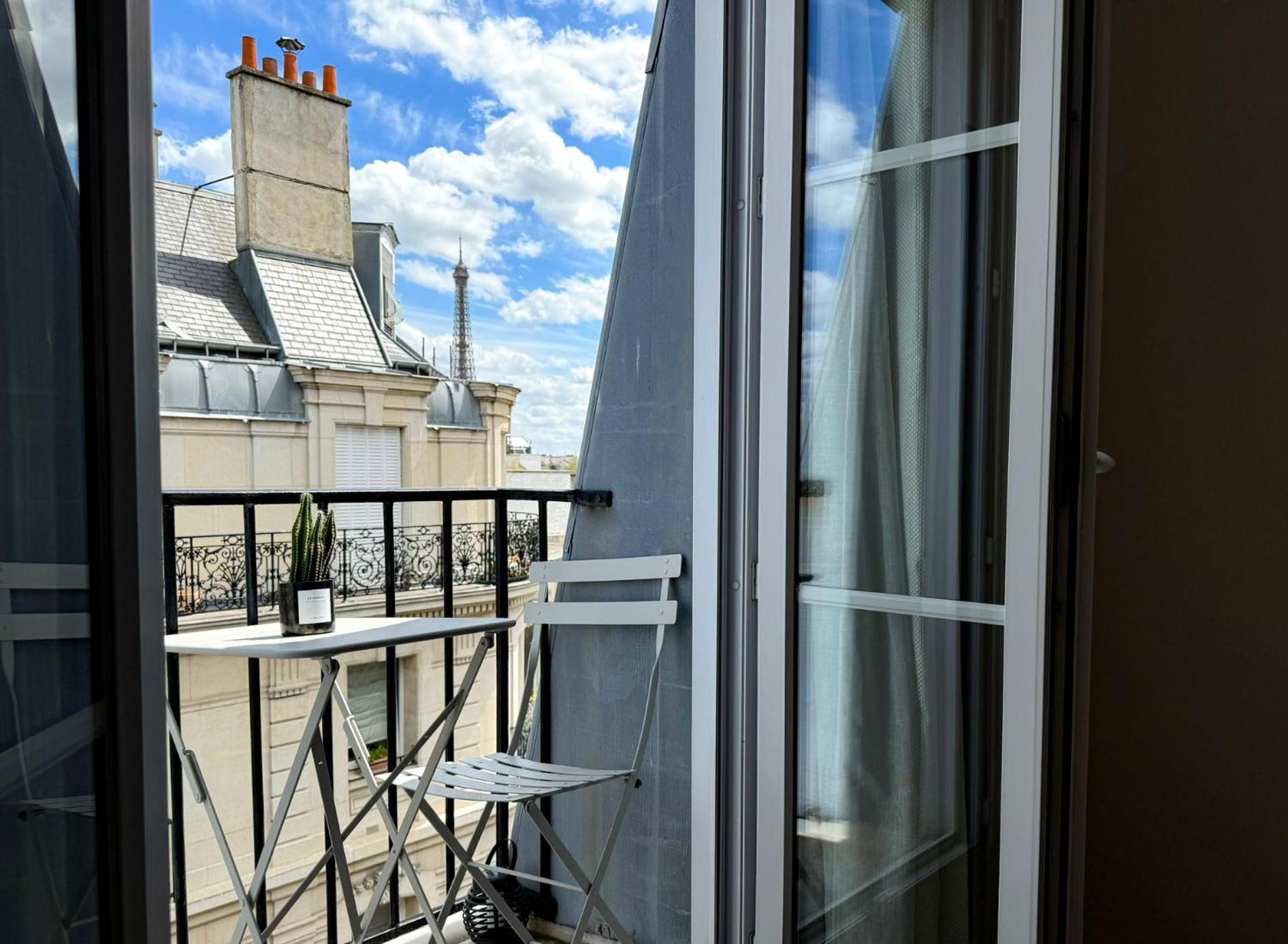 Appart Classique, Balcon Et Vue Sur La Tour Eiffel * Paris